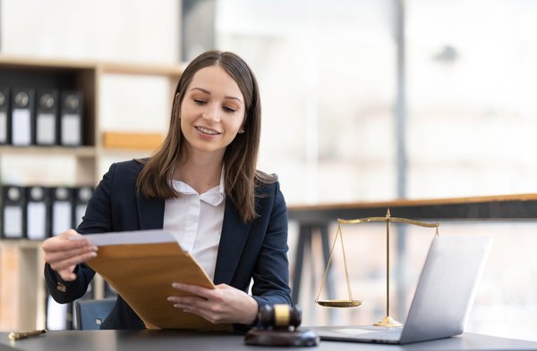 Conseils juridiques essentiels pour réussir votre carrière